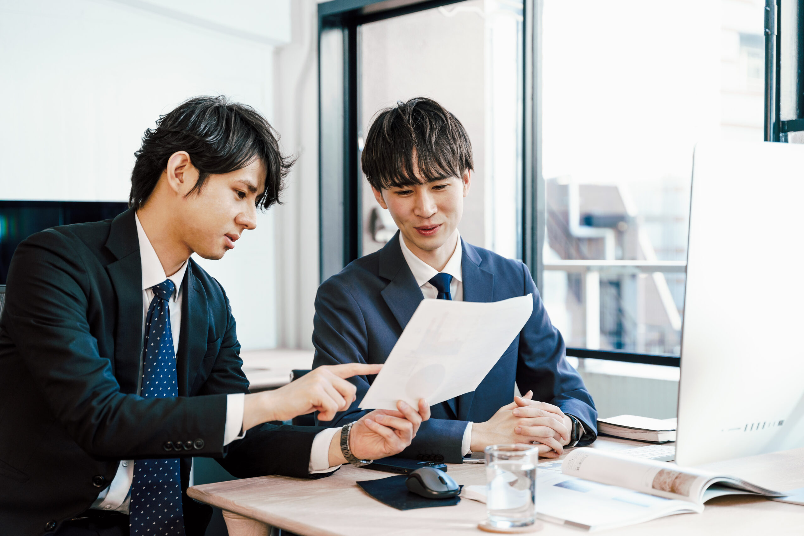 チームで働くイメージ写真